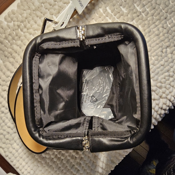 NWT Calvin Klein black fanny pack/belt bag size 3x - Picture 9 of 10